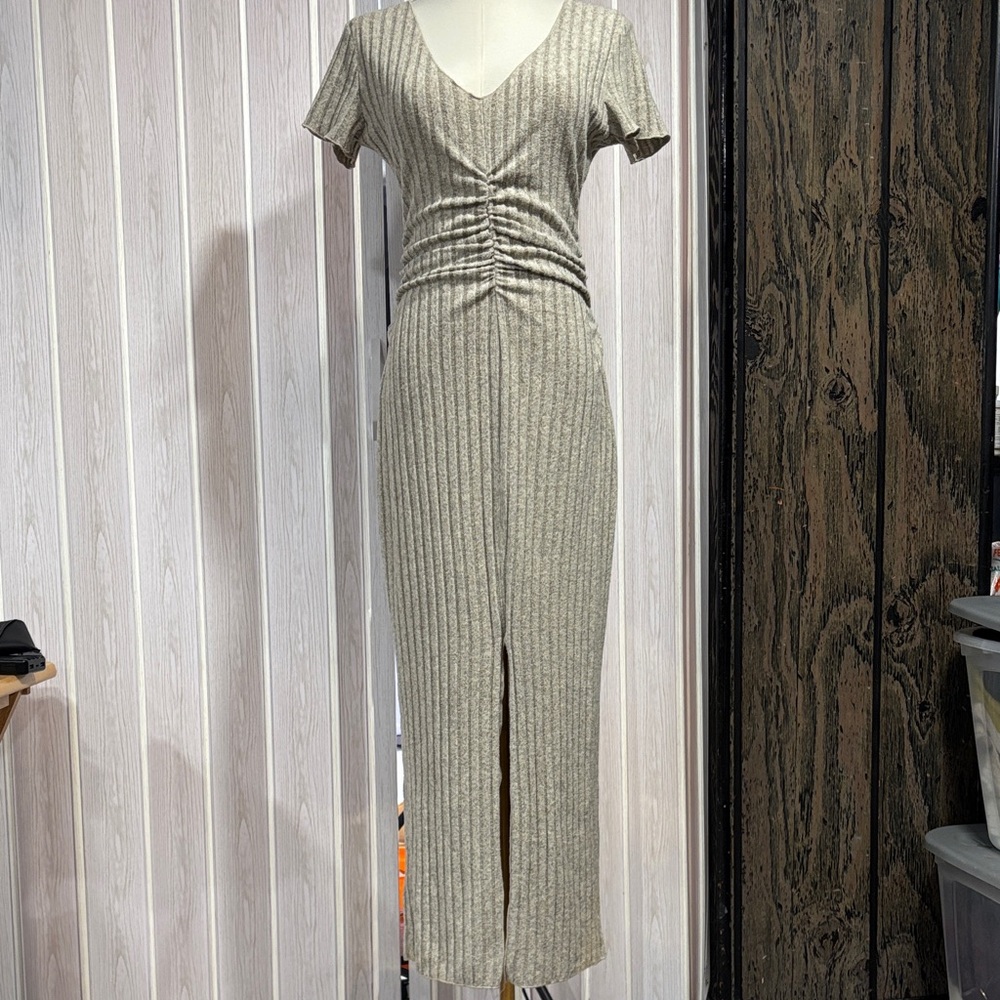 Chic Gray Ribbed Midi Dress